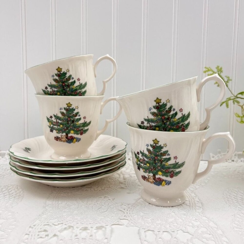 Nikko Happy Holidays 4 Coffee/Tea Cups Saucers Footed Swirl Christmas Tree